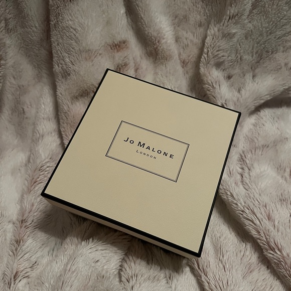 Jo Malone Gift Box - Picture 1 of 3